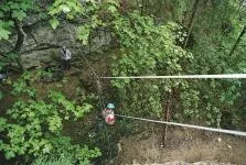 On sort de la Grotte par une Tyrolienne.