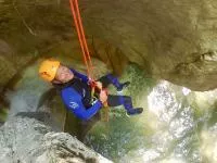 Descente en rappel au Pont du Diable, Bauges, Savoie.