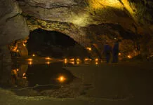 Diner aux bougies dans la grotte