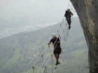 Via Ferrata Jules Carret Die Via Ferrata Jules Carret ist eine atemberaubende Kletterroute in den französischen Alpen, die Abenteuerlustige aus der ganzen Welt anzieht. Mit spektakulären Ausblicken und anspruchsvollen Kletterpassagen ist sie ein Muss für alle Kletterbegeisterten. Buchen Sie noch heute Ihr Abenteuer mit Vertical Aventure und erleben Sie unvergessliche Momente in den Bergen!