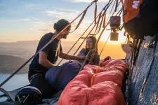 Installation du bivouac en falaise