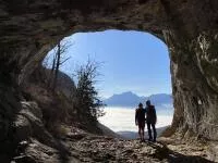 Via Corda de la Doriaz Die Via Corda de la Doriaz ist eine atemberaubende Kletterroute im Herzen des Vercors-Massivs. Diese spannende Aktivität kombiniert Klettern und Wandern entlang eines felsigen Kammes mit herrlichem Blick auf die umliegende Landschaft. Mit professionellen Guides an Ihrer Seite können Sie diese einzigartige Erfahrung in völliger Sicherheit genießen. Bereiten Sie sich auf ein unvergessliches Abenteuer vor!